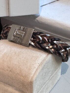 🤎✨ Fossil Tri-Colour Braided Leather Bracelet — Effortless Everyday Luxury ✨🤎